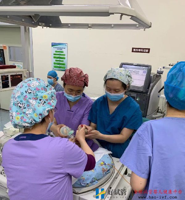 西安交大一附院成功救治超早产双胞胎试管婴儿(图1) 西安交大一附院成功救治超早产双胞胎试管婴儿(图1)